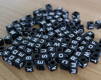 200x Buchstabenperlen schwarz 6x6mm Acryl