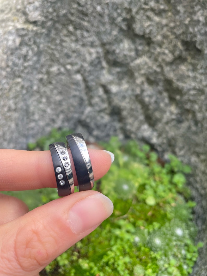 ausgefallene Partnerringe Eheringe Set Verlobungsringe Schwarz Silber schwarzer Stein Ringe mit Wunschgravur Bild 2