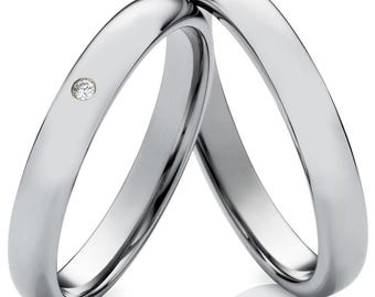 Anéis de tungstênio estreitos, simples, clássicos, com acabamento brilhante e gravação personalizada.