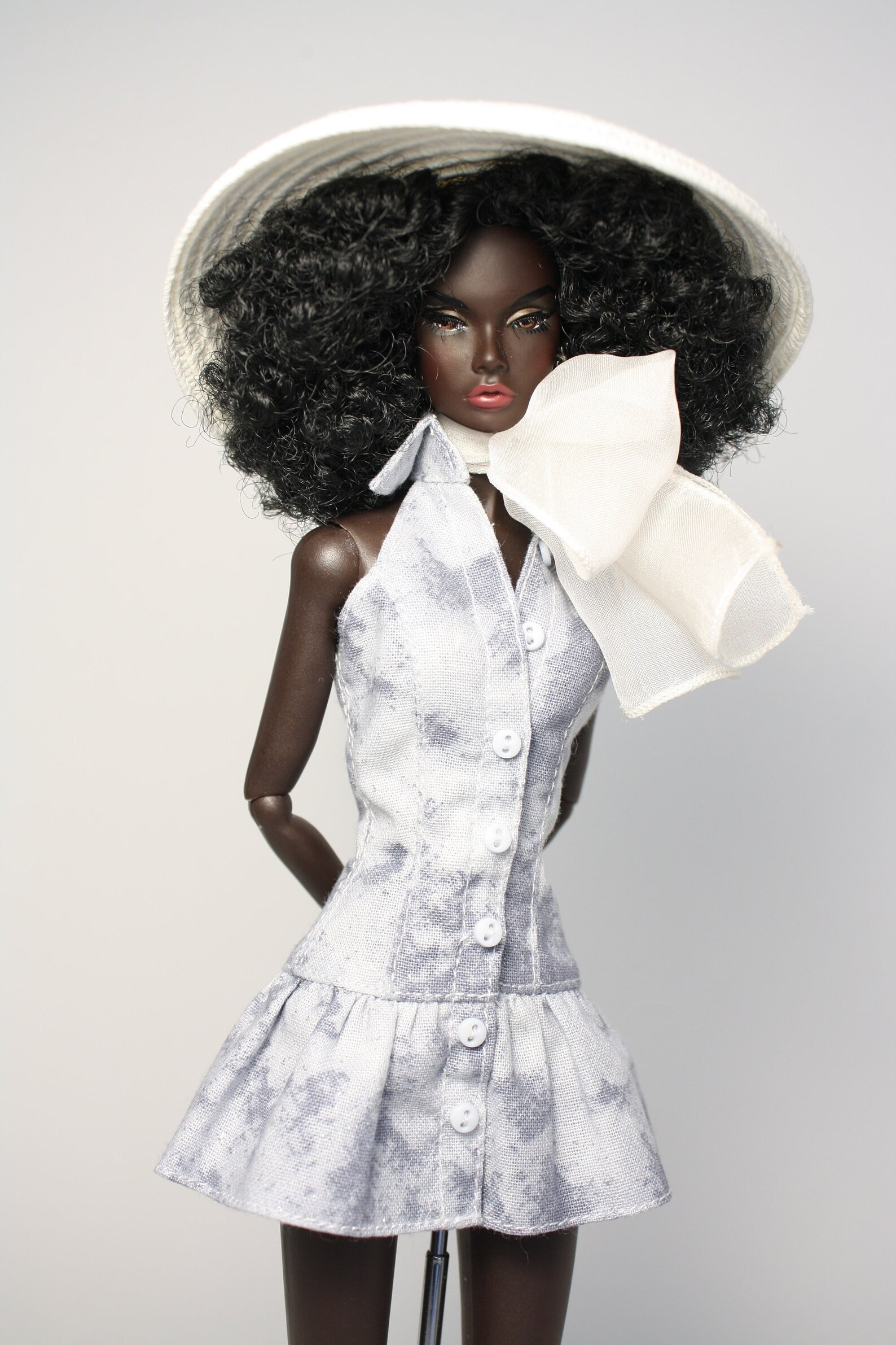 Poupée Integrity Toys Lilith Fashion Royalty - Édition Lilith Editorial Edge NuFace Convention Barbie Cynthia Rowley