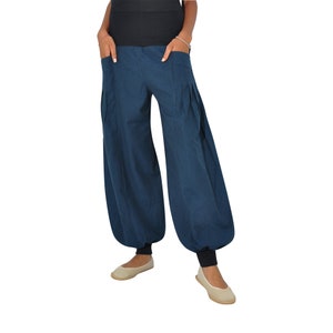 Puede incluir: Un pantal&oacute;n de pierna ancha de color azul oscuro con cintura el&aacute;stica fruncida y tobillos con pu&ntilde;os.