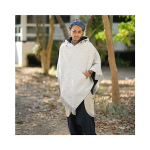 Poncho Herren aus 100 % Baumwolle zum Wenden mit gesticktem Mandala Abajo weiss gefleckt