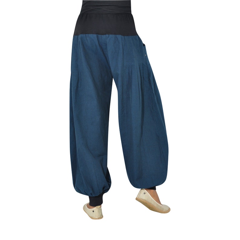 Puede incluir: Pantal&oacute;n de algod&oacute;n azul con cintura el&aacute;stica negra. El pantal&oacute;n tiene pierna ancha y un aspecto fruncido.