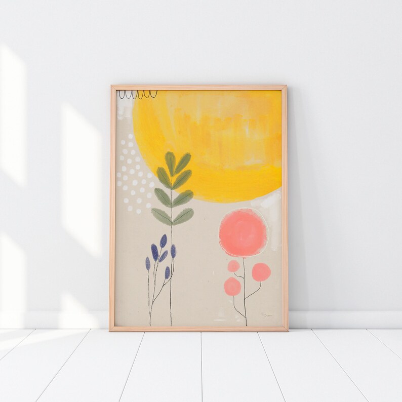 Może przedstawiać: Abstrakcyjny obraz w ramie z ż&oacute;łtym słońcem, r&oacute;żowymi kwiatami i zielonymi liśćmi na beżowym tle.