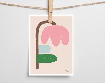 Könnte beinhalten: Eine abstrakte Illustration einer Blume in Rosa, Blau und Grün auf einem hellrosa Hintergrund. Das Kunstwerk ist signiert mit "Holly Yoon".
