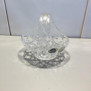 Könnte beinhalten: Ein klarer Glaskorb mit geflochtenem Design und einem Griff. Der Korb trägt ein Etikett mit der Aufschrift "Made in Czechoslovakia Bohemia".