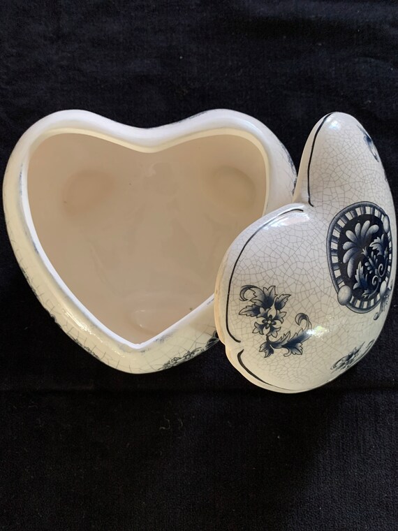 Heart shaped ceramic jewelry box VTG - image 3