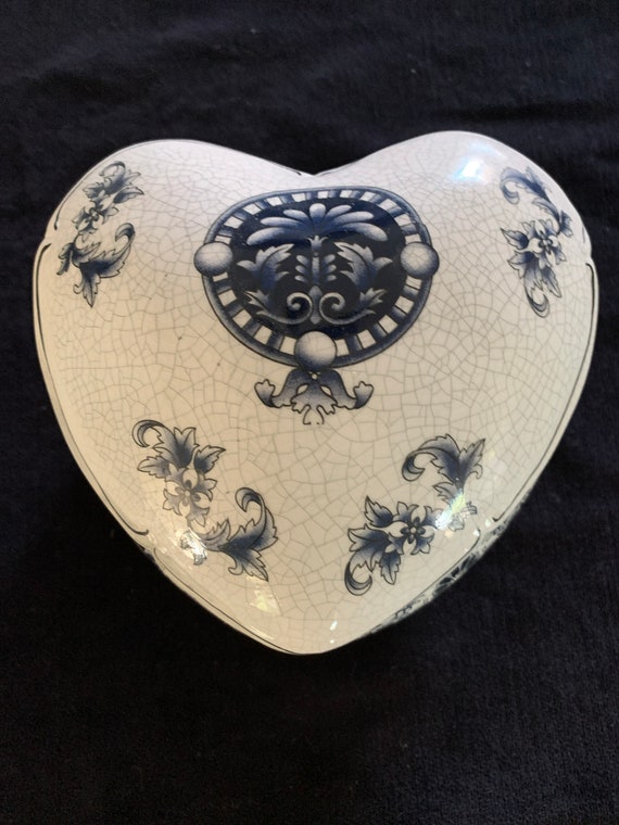 Heart shaped ceramic jewelry box VTG