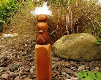 Kleine gedrechselte Holzskulptur auf einem Sockel, Skulpturen und Holzkunst, Drechselkunst und Holzfiguren, gedrechselte Holzfigur