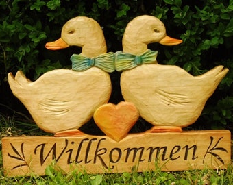 Handgeschnitztes Türschild 'Herzlich willkommen', geschnitzte Enten als Türschild, Holzkunst, Schnitzkunst, geschnitztes Türschild aus Holz