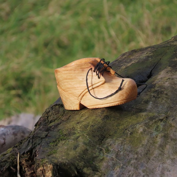 Handgeschnitzter Holzschuh, dekorativer Schuh aus Holz (Schnitzkunst aus dem vollen Holz), kleiner geschnitzer Schuh, dekorative Geschenke