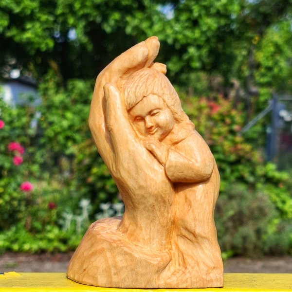 Geschnitzte Skulptur aus Holz, Hand mit Kind aus Holz geschnitzt, Beschützende Motive für Geborgenheit, Holzskulptur, Geschenke zur Taufe