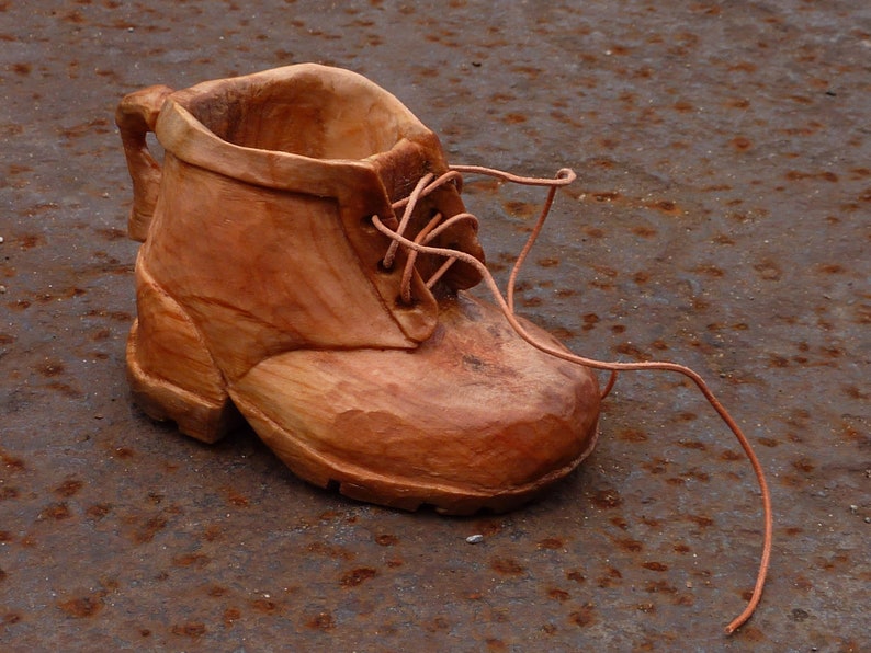 Holzschuh Unikat handgeschnitzt Unikate aus Holz | Etsy