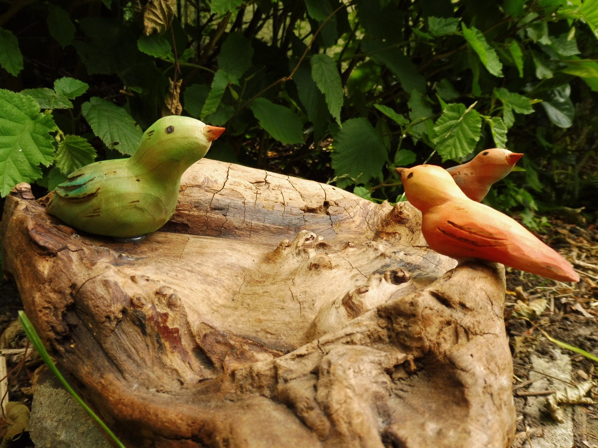Oiseaux sculptés sur un bois flotté, animaux sculptés à la main, oiseaux sculptés, sculptures en