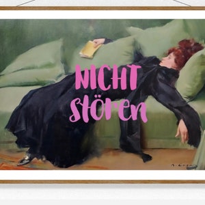 Könnte beinhalten: Ein Gemälde im Vintage-Stil einer Frau, die auf einem grünen Sofa liegt und ein Buch in der Hand hält. Der Text "NICHT stören" ist in rosa Buchstaben auf dem Bild geschrieben.