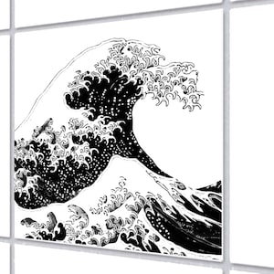 Könnte beinhalten: Schwarz-Weiß-Druck einer großen Meereswelle, im Stil eines klassischen japanischen Holzschnitts. Die Wellenkrone ist detailliert, kontrastierend zum weißen Hintergrund. Das Kunstwerk ist von einem Gitter umrahmt.