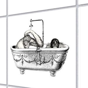 Può includere: Illustrazione in bianco e nero di due scimmie in una vasca da bagno vintage. Una scimmia è sotto la doccia, mentre l'altra è nella vasca. La vasca ha un design con ancora e decorazioni floreali.