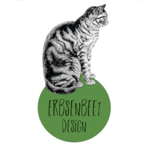 May include: A black and white illustration of a cat sitting on a green circle with the text "ERBSENBEET DESIGN" in black.