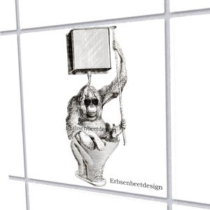 Könnte beinhalten: Schwarz-Weiß-Illustration eines Orang-Utans mit Sonnenbrille, der ein Seil hält und auf einer Toilette sitzt. Ein quadratischer Lampenschirm hängt über dem Kopf des Orang-Utans. Der Text "Erbseenbeetdesign" befindet sich unten.