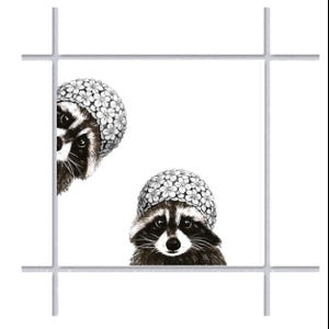 Op de afbeelding: Een zwart-witillustratie van twee wasberen die mutsen met een bloemenpatroon dragen. Eén wasbeer is gedeeltelijk zichtbaar aan de linkerkant, terwijl de andere onderaan in het midden staat. De afbeelding is omlijst door een dun, lichtgrijs raster.