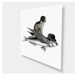Könnte beinhalten: Ein schwarz-weißer Druck auf einer rechteckigen Platte, der eine getigerte Katze mit einer dunklen Fliegerkappe zeigt, die auf einem großen fliegenden Fisch sitzt. Der Fisch hat ausgeprägte Flossen und trägt einen kleinen schwarzen Bowlerhut.