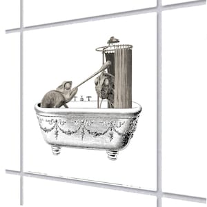 Könnte beinhalten: Schwarz-Weiß-Illustration von zwei Chamäleons in einer Badewanne mit Löwenfüßen. Ein Chamäleon hält eine Duschbrause über dem anderen. Die Badewanne hat verzierte Details. Ein Duschvorhang ist vorhanden.