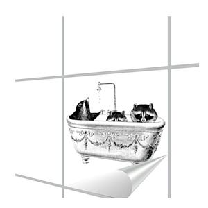 Könnte beinhalten: Schwarzweißillustration von drei Waschbären, die in einer Badewanne mit Füßen und einem Duschkopf darüber baden.