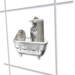 Könnte beinhalten: Schwarz-Weiß-Illustration von zwei Eulen in einer Vintage-Badewanne mit Dusche. Eine Eule sitzt in der Wanne, die andere steht unter der Dusche. Die Wanne hat verzierte Details und den Text "Erosenbe+design".