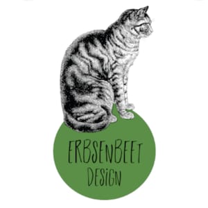 May include: A black and white illustration of a cat sitting on a green circle with the text "Erbsenbeet Design" in black.