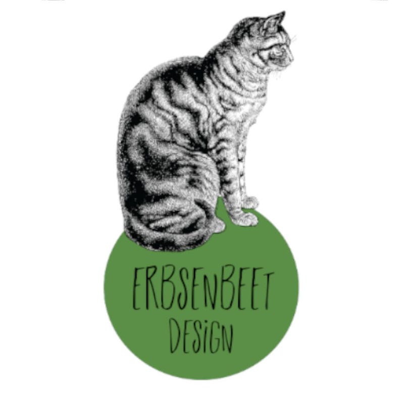 May include: A black and white illustration of a cat sitting on a green circle with the text "Erbsenbeet Design" in black.