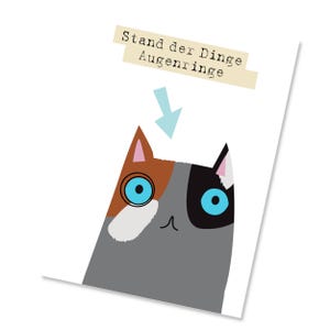 Può includere: Un'illustrazione stravagante del volto di un gatto con occhi blu, orecchie marroni e nere e pelliccia grigia. L'immagine include il testo "Stand der Dinge Augenringe" sopra la testa del gatto con una freccia azzurra.