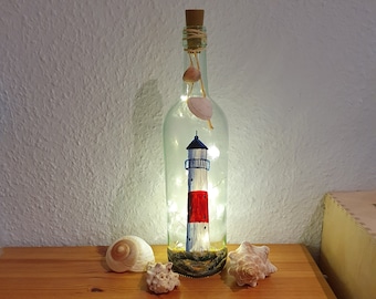 Flaschenlampe mit handgemaltem Leuchtturm und LED-Lampen