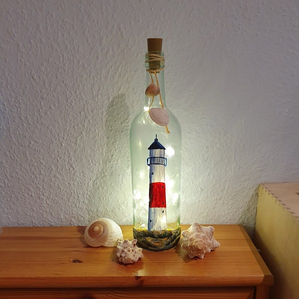 Flaschenlampe mit handgemaltem Leuchtturm und LED-Lampen