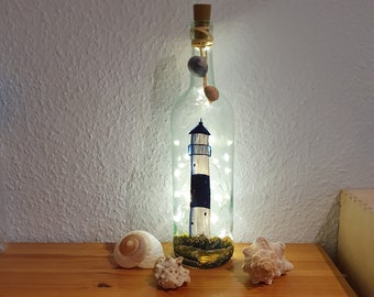 Flaschenlampe mit handgemaltem Leuchtturm und LED-Lampen