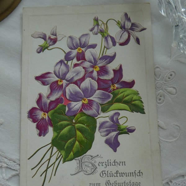 Antike Glückwunschkarte, Geburtstagskarte mit Veilchen, Prägekarte, adressiert an Hermann Martin, Berlin Pankow, Jugendstil