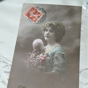 Vecchia cartolina di auguri di Pasqua del 1912 dalla Francia Lione alla Svizzera a Berthe a Le Locle