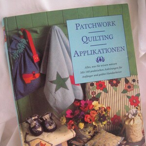 Könnte beinhalten: Ein Buch mit dem Titel "Patchwork Quilting Applikationen" mit einem farbenfrohen Patchwork-Quilt-Design auf dem Cover. Das Buch enthält 140 Anleitungen für Anfänger und erfahrene Handwerker.