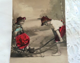 Alte Grußkarte mit Kindern in Tracht, coloriert, von 1907, Jugendstil, aus Frankreich