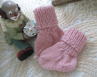 Rosafarbene Puppensöckchen, gestrickt