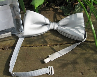 Bow tie in silver grey