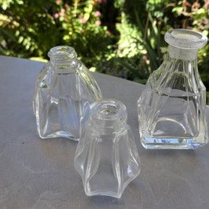 Botellas, botellas de vidrio, botellas de perfume, pimienta y sal