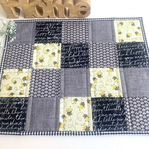 Onderzetters, miniquilt “Bees”, kleine tafelloper, MugRug