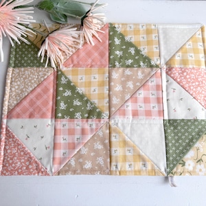 Untersetzer, Miniquilt „Flowers“, kleiner Tischläufer, MugRug handmade