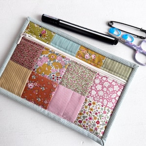 Kleine Zipper-Tasche „Flowers“, kleine Projekttasche, handmade