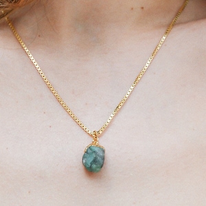 Raw Emerald Necklace, May Birthstone Necklace, Birthstone Gemstone Necklace, Raw Healing Crystal Jewelry, Valentine&#39;s Day Gift
