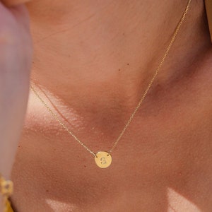 Collar inicial súper elegante, collar inicial minimalista, disco pequeño personalizado especial, joyería diaria, regalo para mamá