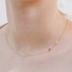 Collar con inicial extrapequeña, collar con inicial de piedra natal, collar con inicial lateral, collar llamativo elegante, regalos de Navidad