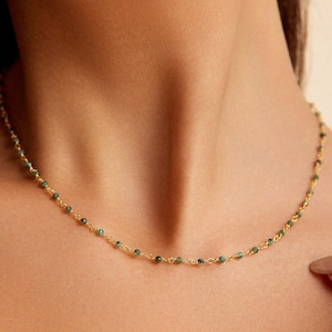 Grüner Rohsmaragd-Perlen-Edelstein-Halsband Gold, handgefertigte Perlenkette, Geburtsstein-Halskette, zarte elegante mehrschichtige Halskette, Geschenk für Mama Bild 3