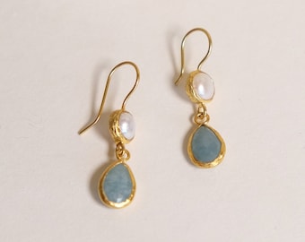 Orecchini pendenti con perle con acquamarina, eleganti orecchini di perle d'oro, gocce di perle acquamarina, gioielli con pietre portafortuna, regalo per lei, regalo per la madre