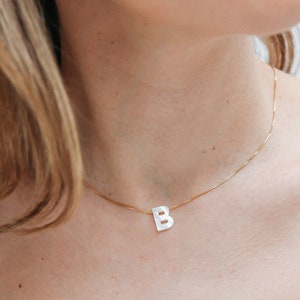 Perlmutt Buchstaben Halskette, Minimalist Choker, personalisierter Schmuck, Geschenk für Mutter, Weihnachtsgeschenke